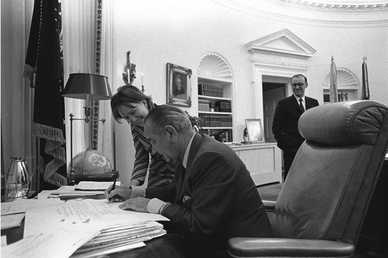 Doris-working-with-LBJ-in-1968-Yoichi-Okamoto-LBJ-Library.jpg